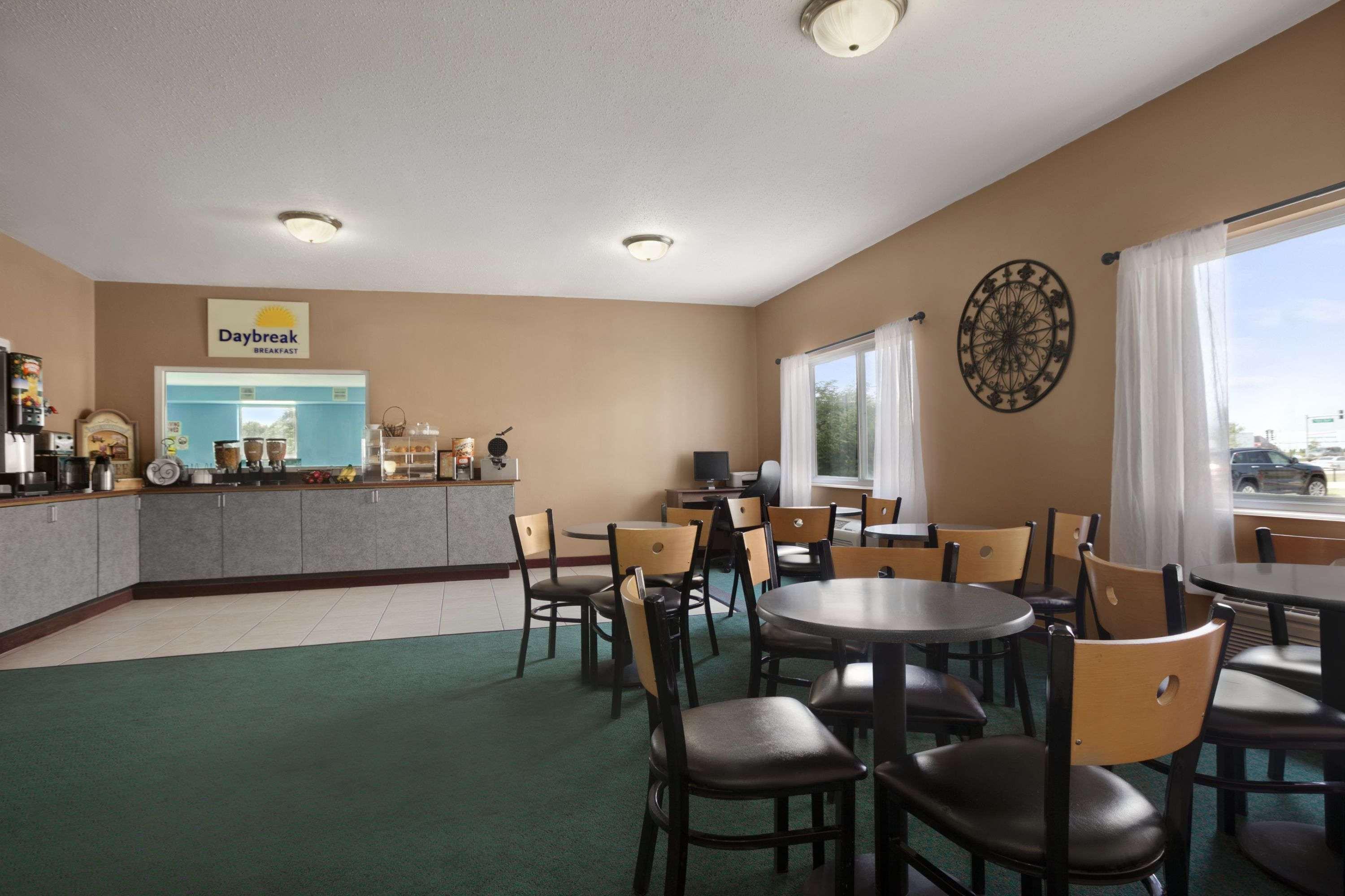 Days Inn & Suites By Wyndham Romeoville Exterior photo